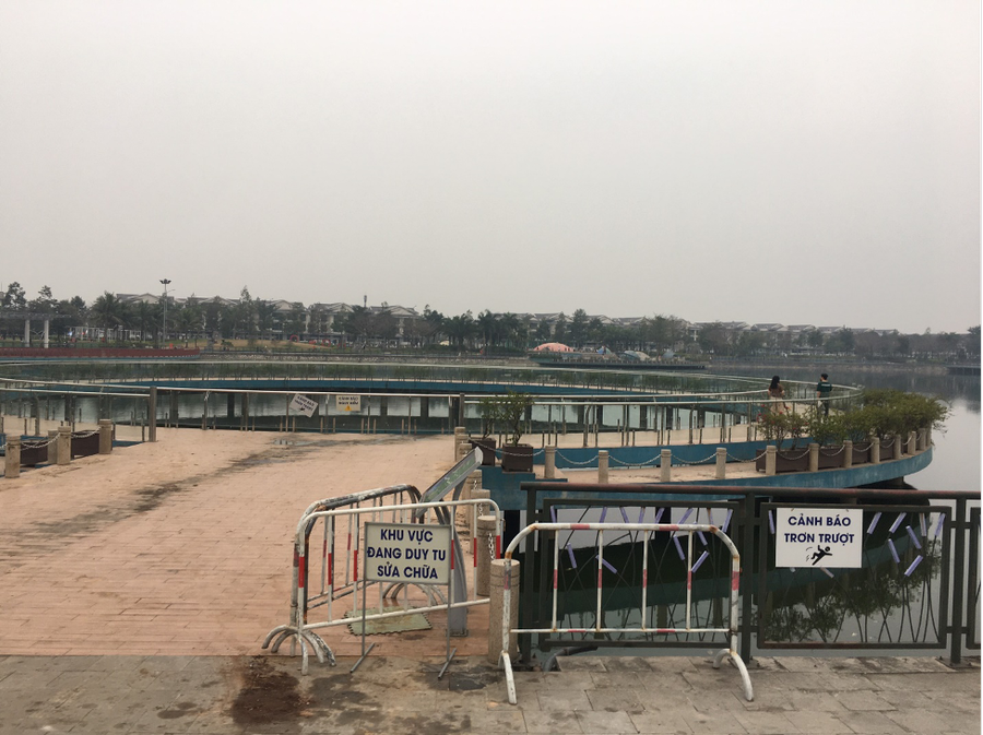 Nhiều khu vực của công viên vẫn đang tu sửa lại cơ sở vật chất, đặc biệt đây là khu vực trên cao và phía dưới là hồ nước sâu, phụ huynh cần đặc biệt chú ý.