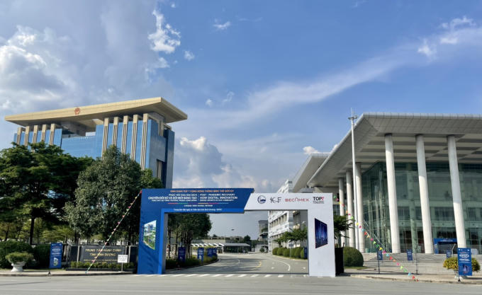 Trung tâm hành chính công Bình Dương là trụ sở hành chính cấp tỉnh, nằm trong khu liên hợp công nghiệp, dịch vụ và đô thị. Việc xây dựng trung tâm này giúp người dân giảm đi lại và thời gian chờ đợi khi cần làm các thủ tục hành chính vì đây là đầu mối tập trung tiếp nhận, tư vấn, hướng dẫn và giải quyết các thủ tục hành chính.