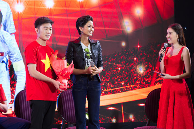 Hoa hậu H'hen tặng hoa cho cầu thủ Xuân Trường.