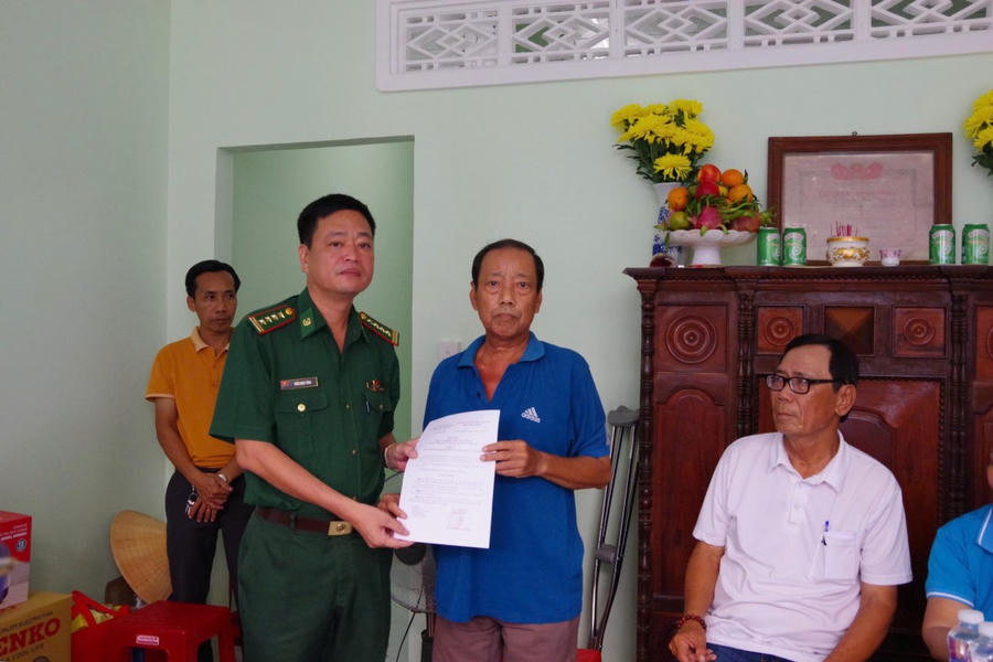 Đại tá Trần Ngọc Tăng, Phó Chỉ huy trưởng Ban Chỉ huy Bộ đội Biên phòng TP. Hồ Chí Minh trao quyết định tặng Nhà tình nghĩa cho ông Trần Văn Hùng