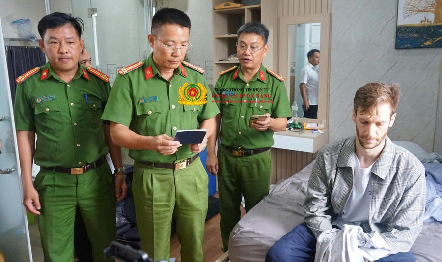 Đại tá Nguyễn Hà Lai, Phó Giám đốc, Thủ trưởng Cơ quan Cảnh sát điều tra Công an TP, Trưởng Ban Chuyên án xuống hiện trường chỉ đạo bắt giữ đối tượng gây án. (Ảnh: Công an TP Đà Nẵng)