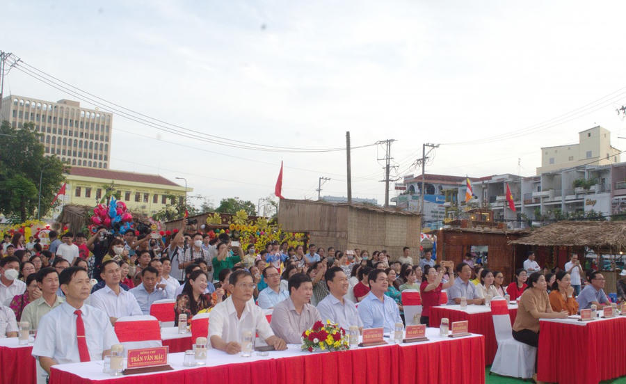 Đại biểu tham dự khai mạc Hội xuân với chủ đề “Chợ quê ngày Tết” năm 2025.