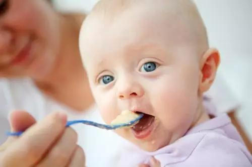 Sau lần thử thứ nhất, nếu bé háo hức há miệng và vui vẻ tiếp nhận đồ ăn thì bạn có thể yên tâm là bé đã sẵn sàng. Ảnh: minh họa
