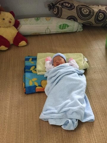 Bé mới 8 ngày tuổi vào chùa được 4 ngày.