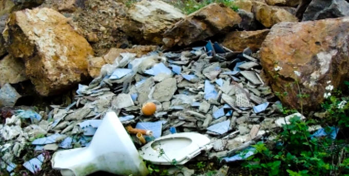 Không những vậy, phế thải xây dựng cũng được "tập kết" về đây.