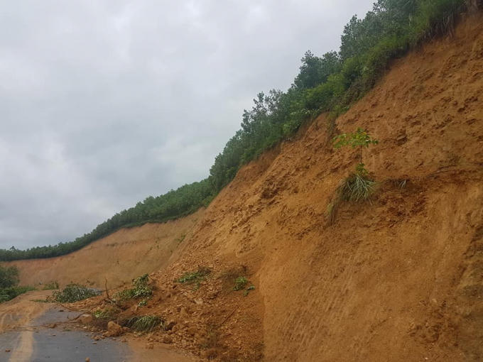 Tại các huyện miền núi mưa lớn cũng gây nên tình trạng sạt lở nghiêm trọng.
