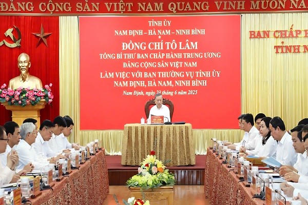 Quang cảnh buổi làm việc.