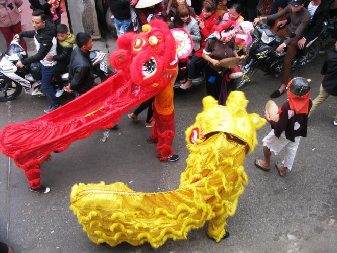 Từ 5h sáng, những gia đình có cha mẹ thượng thọ sẽ cùng dòng họ và làng xóm tổ chức đoàn rước đưa “cụ Thượng” về miếu Tiên Công.  Dẫn đầu đoàn rước là đội múa kỳ lân, kèm theo những màn nhào lộn đẹp mắt. Ba người đóng giả các chú tễu múa gậy, múa quạt làm nhiệm vụ dẹp đường, tiếp sau là đoàn trống, rồi đến hai hàng cờ ngũ sắc...