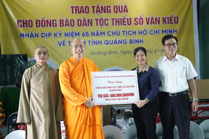 Đại đức Thích Trúc Thái Minh và các thành viên Đoàn công tác trao các phần quà và hiện vật cho đại diện chính quyền các địa phương.