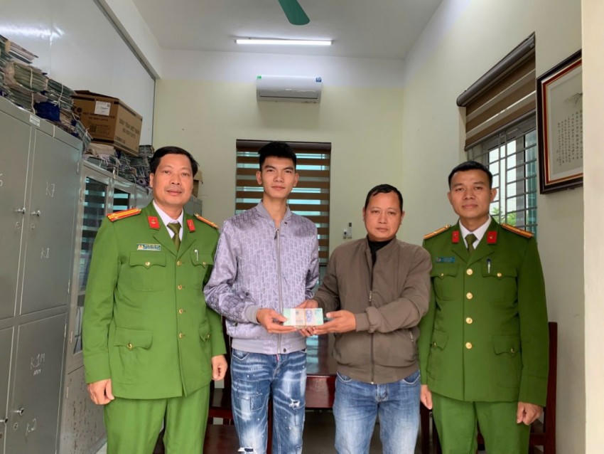 Công an xã Phú Khê tiến hành làm thủ tục bàn giao tài sản cho người chuyển nhầm tài sản. Ảnh: Công an Phú Thọ.