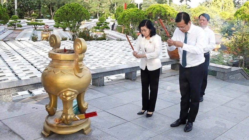 Lãnh đạo tỉnh Đồng Tháp thắp hương tại nghĩa trang liệt sĩ tỉnh. Ảnh: Xuân Uyên