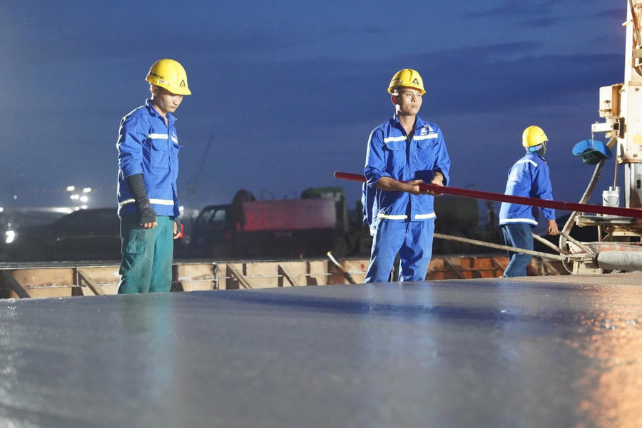 Hàng nghìn kỹ sư, công nhân bám trụ công trường ngày đêm, chia ca ba bốn kíp liên tục.