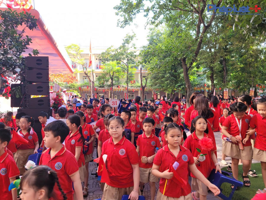 Với không khí hân hoan, các học sinh cũng vui vẻ, rạng ngời di chuyển vào lớp học.