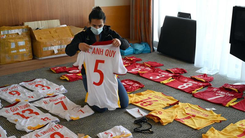 Đại diện FIFA kiểm tra trang phục thi đấu của ĐT futsal Việt Nam.