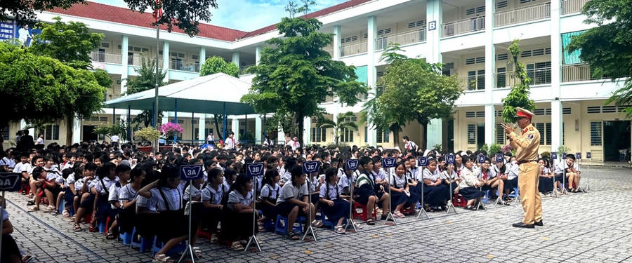 Hàng trăm em học sinh Trường Tiểu học Kim Đồng lắng nghe cán bộ Phòng Cảnh sát giao thông Công an tỉnh phổ biến kiến thức pháp luật.