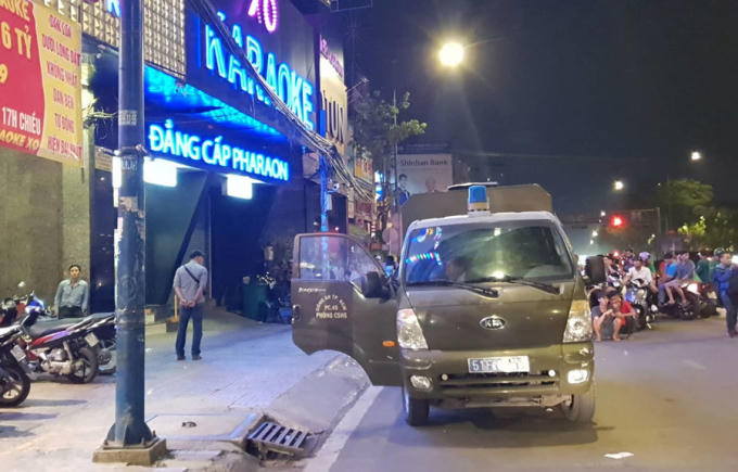 Đến 0h sáng ngày 11/4, cảnh sát vẫn đang làm việc.