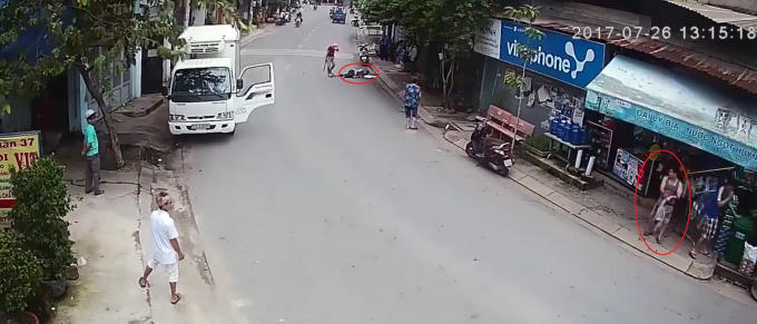 Người đàn ông trong tiệm tạp hóa bị thương nặng tại phần tay, nam thanh niên bị đâm gục tại chỗ.