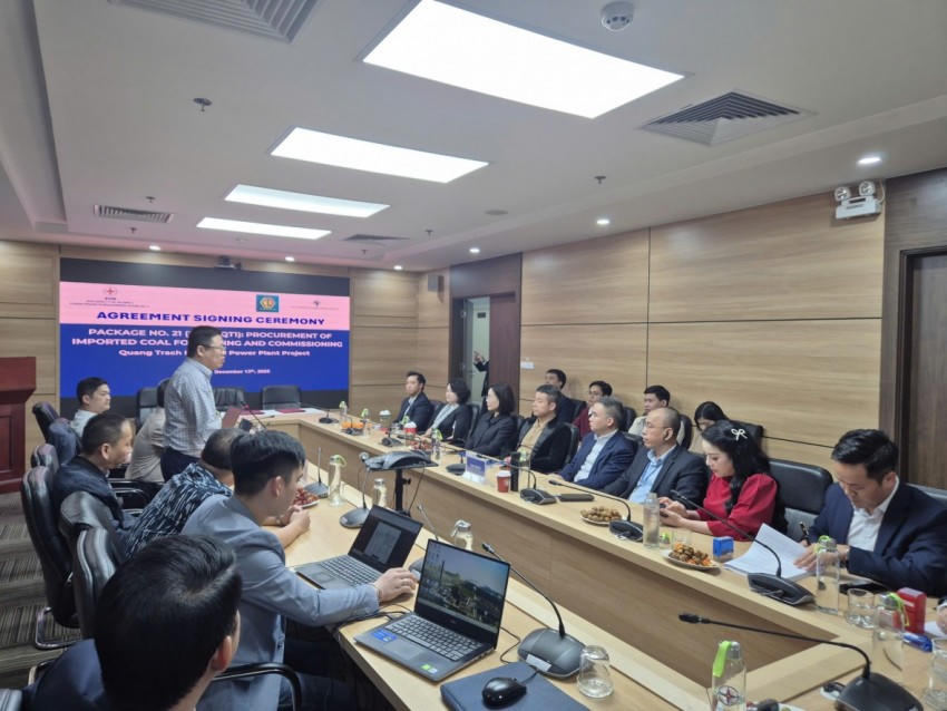 Quang cảnh buổi lễ ký kết hợp đồng gói thầu số 21 giữa Ban Quản lý dự án điện 2 và Liên danh Công ty Cổ phần Sản xuất, kinh doanh khoáng sản, dịch vụ cảng TNV-Hải Dương - SKM.