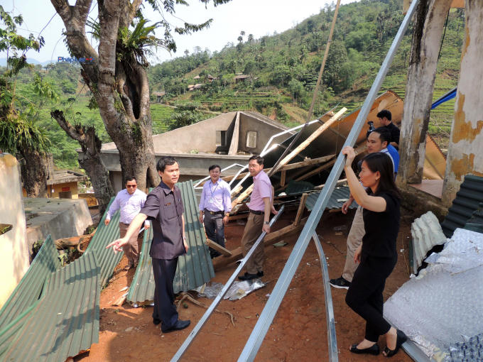 Lãnh đạo huyện Quang Bình có mặt khắc phục hậu quả do mưa giông gây ra. (Ảnh: Lý San).