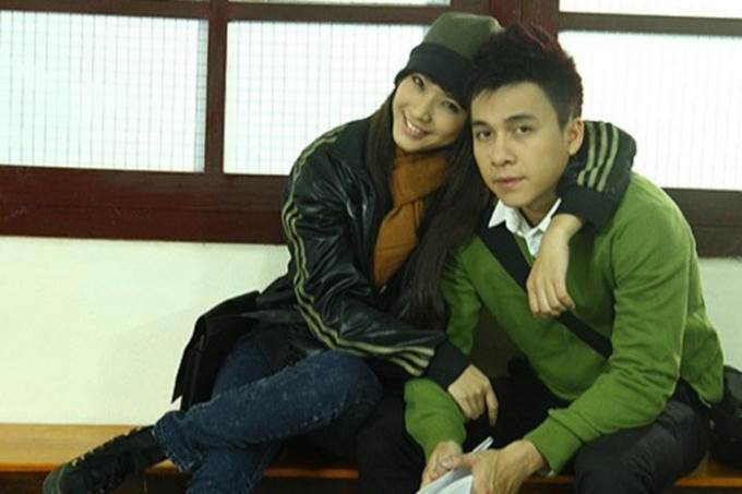 Trước đó, Hải Băng cũng có mối tình lùm xùm với chàng ca sỹ điển trai, đa tình Tiến Dũng trong nhóm nhạc The Men.