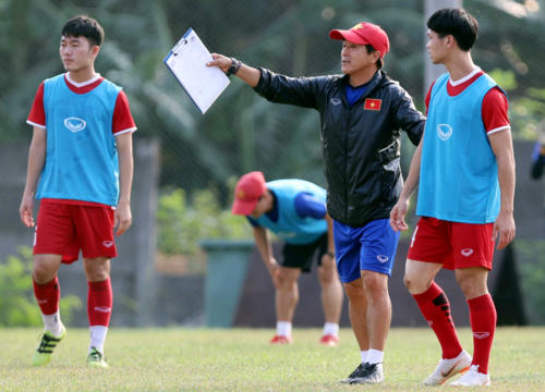 HLV Lee hướng dẫn Công Phượng và các đồng đội tập luyện ở Asiad 2018.