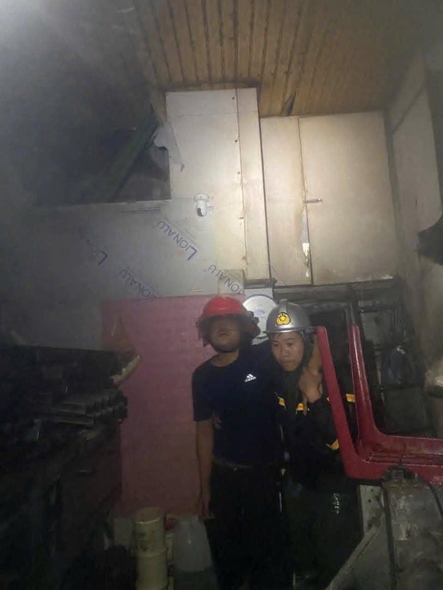 Giải cứu người dân gặp nạn trong bão số 10.