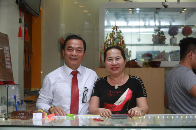 Ông Nguyễn Văn Lự - Giám đốc hệ thống vàng Khải Hoàn Đà Nẵng cho biết, ngày mồng 9 Tết khách cũng đông nhưng chỉ bằng 1/2 so với ngày hôm nay.