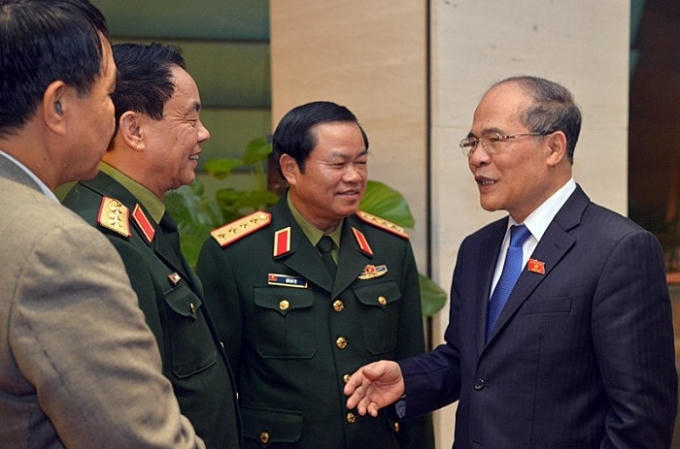 Chủ tịch QH Nguyễn Sinh Hùng trao đổi với ĐBQH. Ảnh: Phạm Hải.