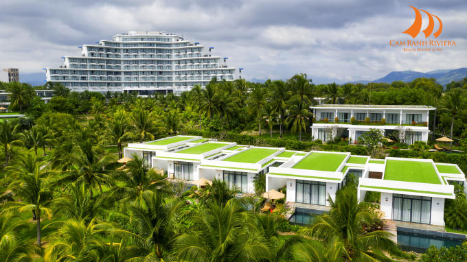 Cam Ranh Riviera Beach Resort & Spa - resort 5 sao đầu tiên hoạt động tại Bãi Dài. 