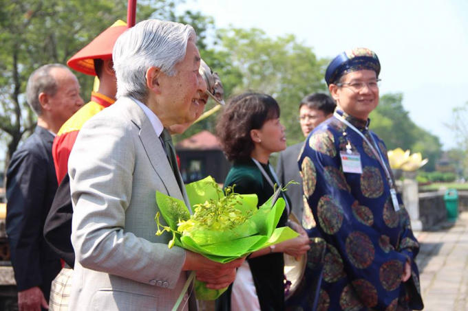 Nhật hoàng rạng ngợi nụ cười khi thăm quan Kinh thành Huế.