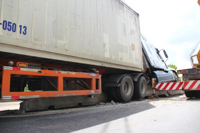 Sau khi đâm thẳng vài giải phân cách, chiếc xe mắc kẹt ngay chính giữa đường QL1A.