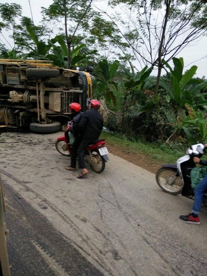 Xe tải chở mía lật giữa đường ngày 17/12/2015 trên đèo Gà, quốc lộ ĐT 190.