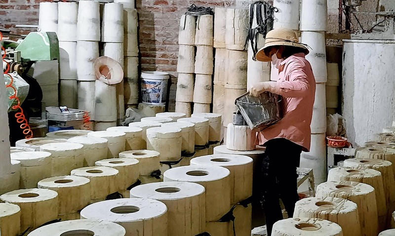 Công đoạn tạo hình sản phẩm: Phương pháp tạo hình in khuôn, rót khuôn thay thế cách thức vuốt nặn bằng tay