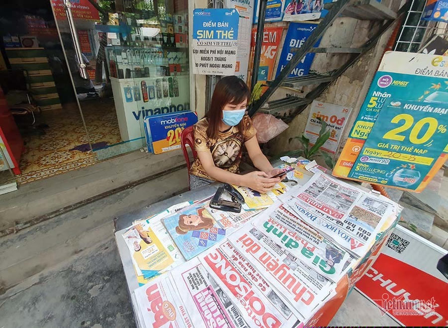 Sạp báo của chị Nguyễn Thanh Minh vắng khách sau ngày hỏa hoạn.