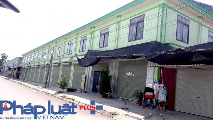 Hàng chục ki-ốt của Công ty TNHH Xây dựng Hoa Sen có địa chỉ tại thôn Hoàng Mai, xã Hoàng Ninh, huyện Việt Yên (Bắc Giang) xây dựng trái phép nhưng vẫn được doanh nghiệp này ngang nhiên rao bán.