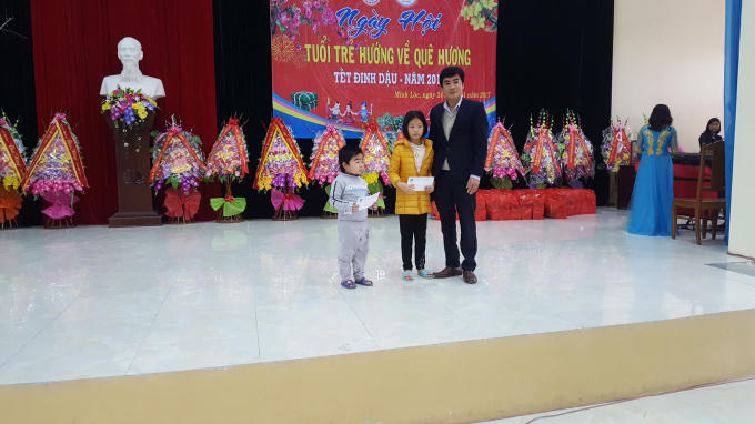 Ông Lê Văn Châu trao 2 suất quà cho 2 học sinh có hoàn cảnh đặc biệt khó khăn.