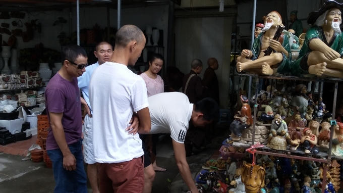 Nhiều gia đình cũng tranh thủ dịp nghỉ lễ để đi lựa chọn, mua sắm các sản phẩm gốm sứ tại làng gốm Bát Tràng.