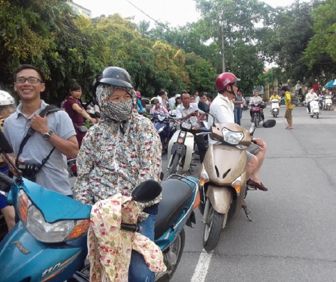 Người nhà tập trung trước khu vực thi khi vẫn còn 15 phút nữa các thí sinh mới được rời khỏi phòng thi.