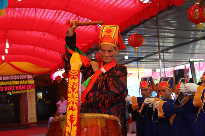 Phần lễ được tổ chức trang nghiêm, mở đầu bằng lễ nghinh cá Ông, lễ cúng cô hồn, lễ Vọng; lễ cầu an, cầu ngư như: lễ tiểu khước, xây chầu hát lễ. (Ảnh: Vân Trương)