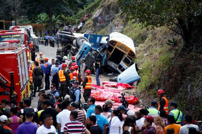 Vào thời điểm xảy ra vụ tai nạn, trên chiếc xe bus có 60 hành khách. (Ảnh: AP)