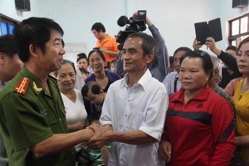 Ông Huỳnh Văn Nén (áo trắng) trong buổi xin lỗi diễn ra mới đây.