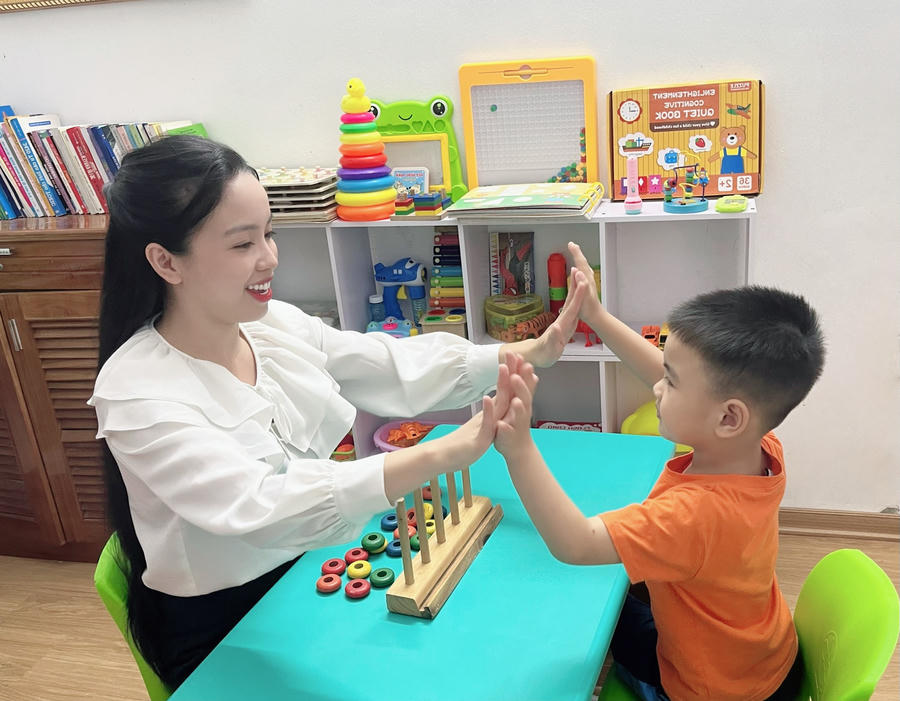 Sự kiên nhẫn là yếu tố hàng đầu của một giáo viên dạy trẻ tự kỷ.