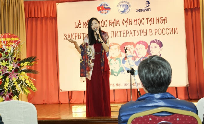 Tiết mục ngâm thơ của một sinh viên Đại học Ngoại ngữ Hà Nội.