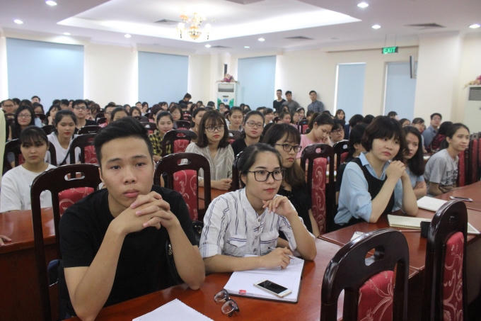 Gần 300 thí sinh và phụ huynh tham dự buổi hội thảo "Bí kíp đạt điểm cao môn Năng khiếu Báo chí".  Ảnh: Nguyễn Thơm.