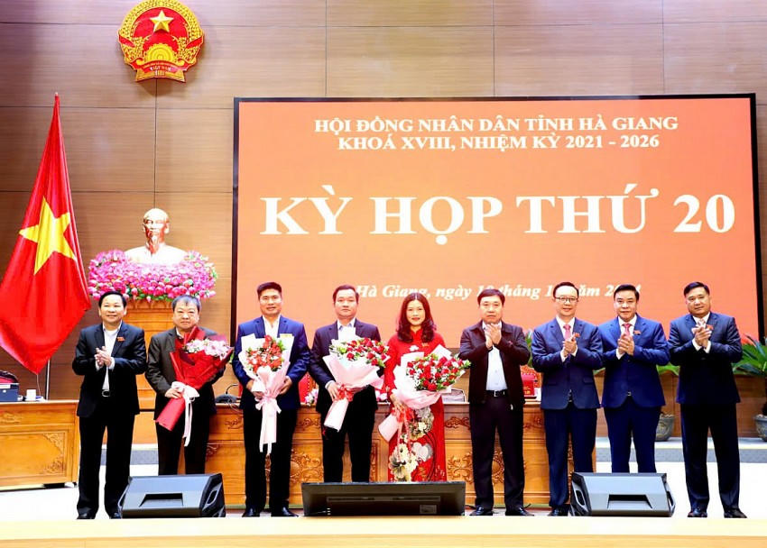 Lãnh đạo tỉnh Hà Giang tặng hoa bà Vương Ngọc Hà được bầu chức danh Phó Chủ tịch UBND tỉnh và các đồng chí miễn nhiệm chức danh Ủy viên UBND tỉnh khóa XVIII.