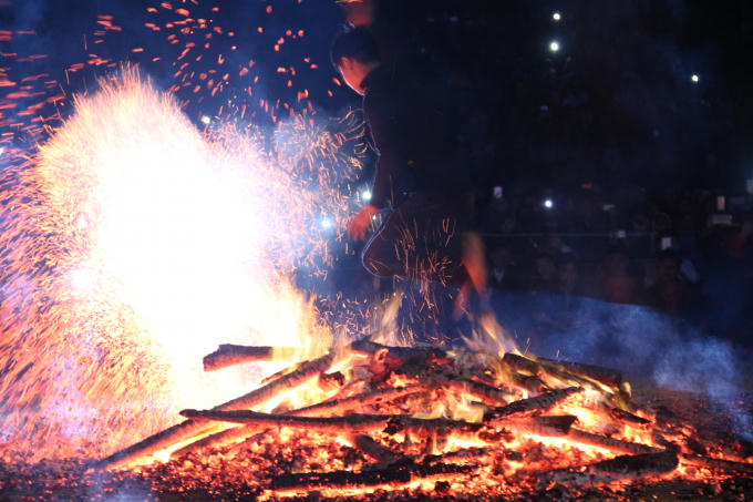 Huyền b&iacute; Lễ hội nhảy lửa của d&acirc;n tộc P&agrave; Thẻn