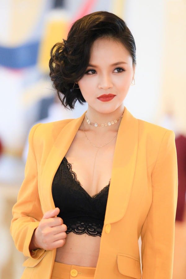 Gắn bó với mái tóc dài, phong cách nhẹ nhàng, nữ tính, Thu Quỳnh khiến nhiều khán giả bất ngờ khi cắt tóc bob bất đối xứng để vào vai My trong "Quỳnh Búp Bê". Nhân vật của cô là gái làng chơi nhiều thủ đoạn, luôn tìm cách chơi xấu Quỳnh. Người đẹp chia sẻ vai diễn giúp cô lột xác, thoát khỏi hình tượng nhu mì, hiền lành.
