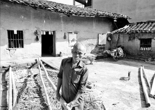 Ông Hoàng Văn Phụng ở thôn Bản Mặn, xã Xuân Mãn, huyện Lộc Bình chuẩn bị vật liệu được hỗ trợ để sửa lại mái nhà.