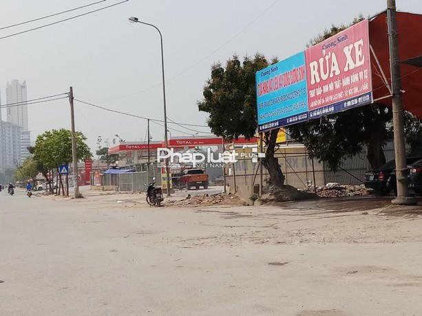 Phía bên ngoài được bao bọc bởi các cửa hàng rửa xe, nhà hàng ăn uống