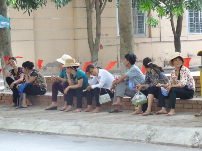 Nỗi lo lắng, hồi hộp chờ con làm bài thi khiến nhiều phụ huynh trở nên mệt mỏi.